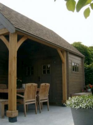 Houten bijgebouw in de tuin 