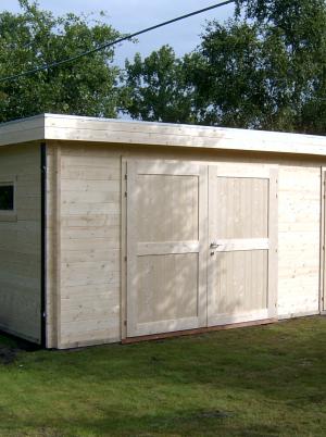 garage met 2 houten poorten