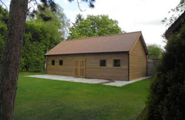 Houten bijgebouw in de tuin 